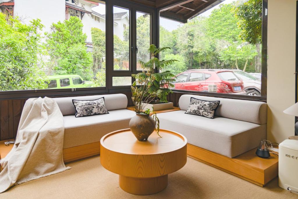 52 Designer B&B
