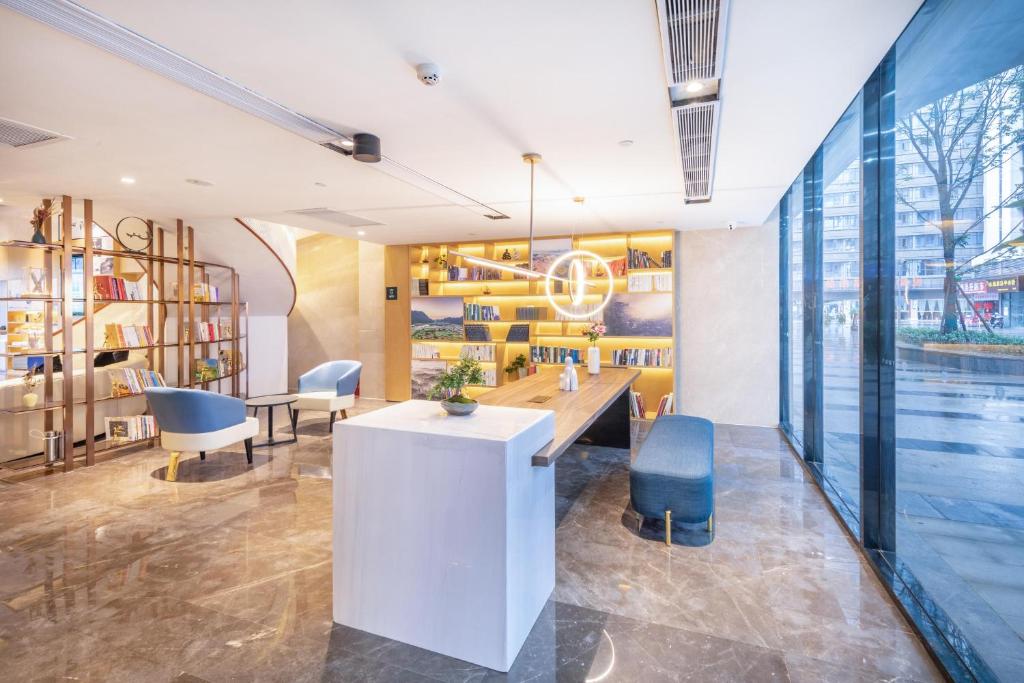 贵阳观山湖市政府亚朵酒店