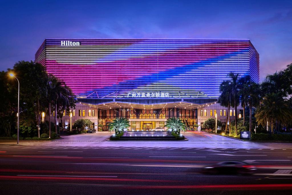 广州万富希尔顿酒店 - 广交会期间免费提供穿梭巴士，邻近麓湖高尔夫俱乐部、广州皮具贸易中心