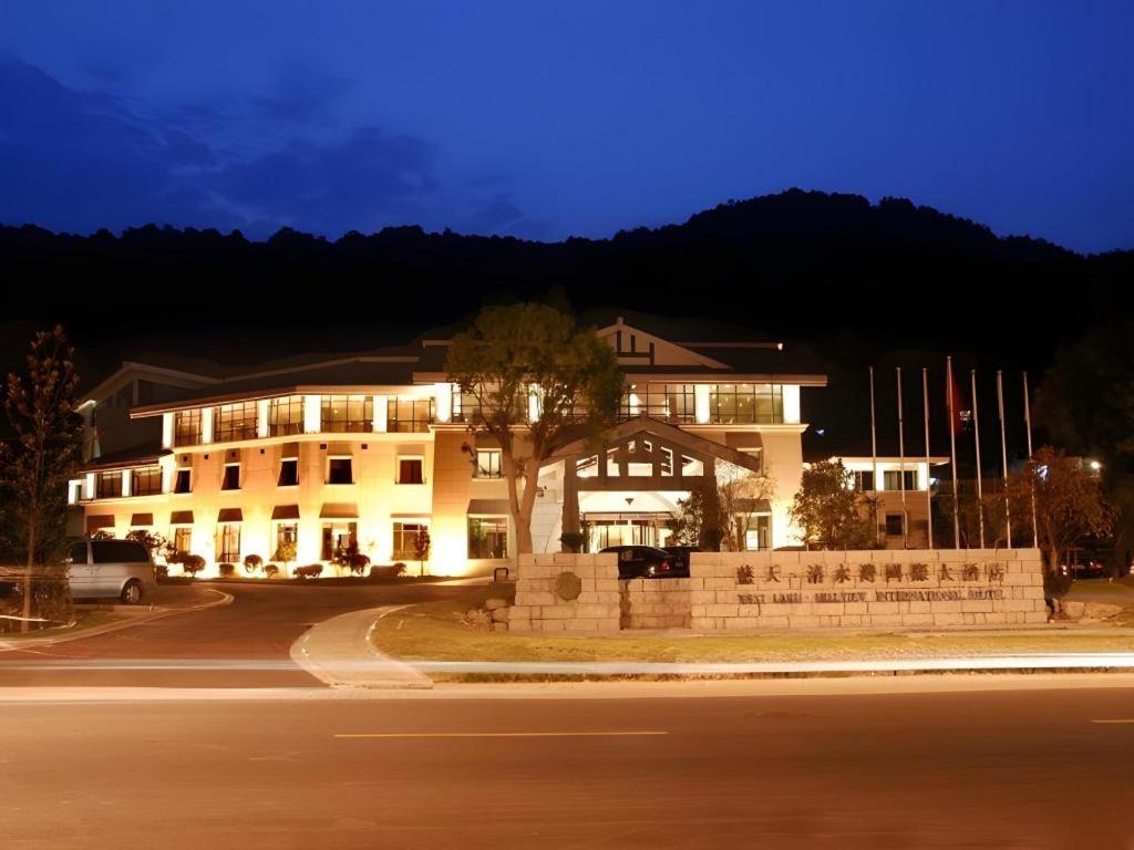 West Lake Hillview Int'L Hotel